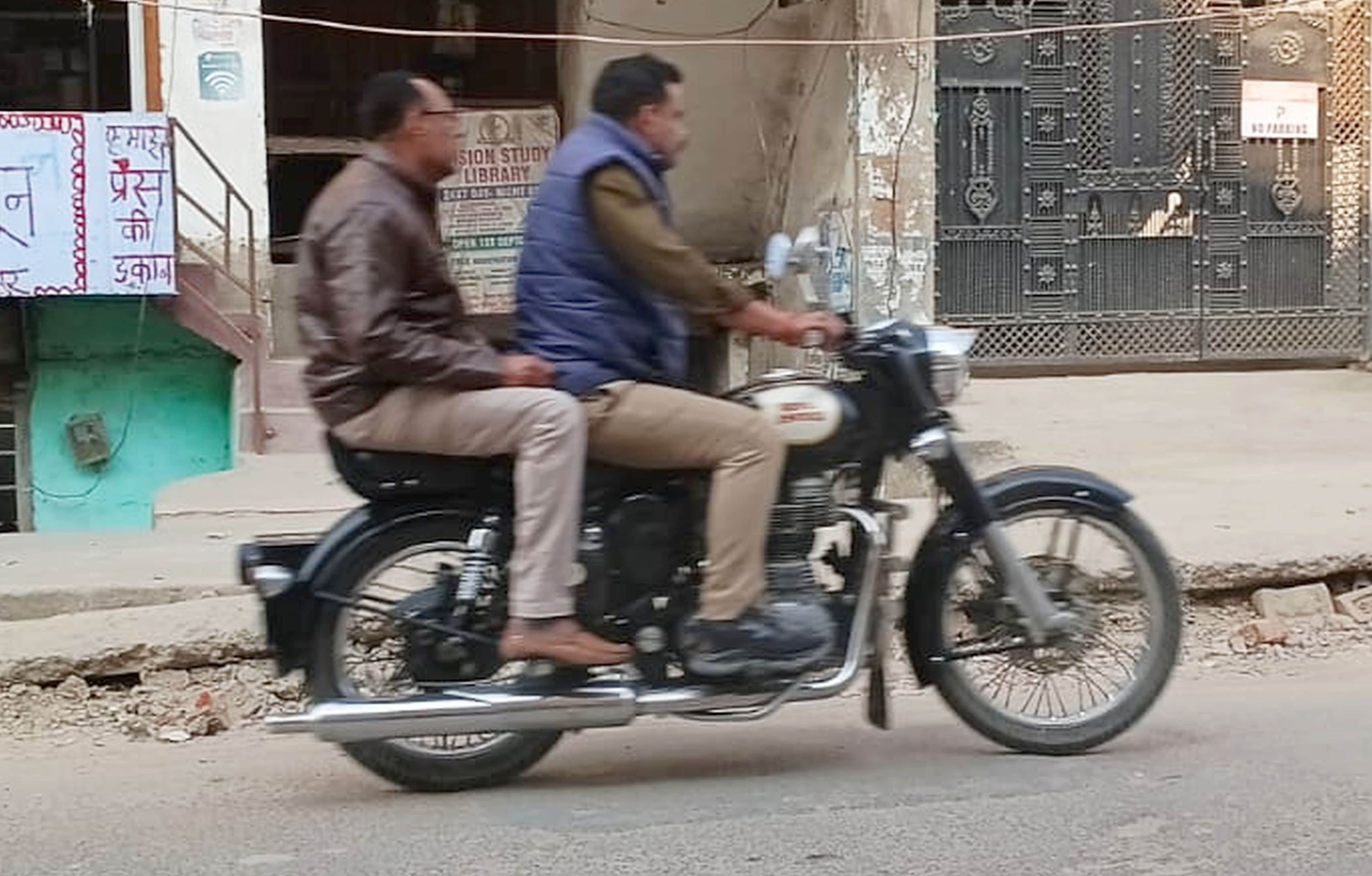 फोटो-05-आईटीआई रोड पर बिना हेलमेट के जाते बाइक सवार पुलिसकर्मी। संवाद