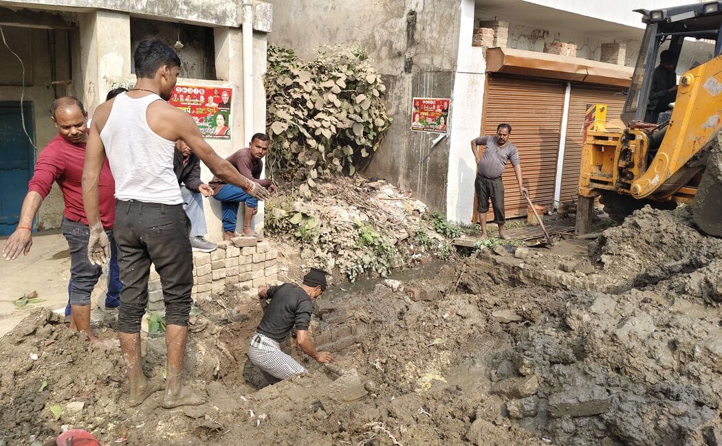 Pipeline leakage supplies contaminated water to 100 houses on Maharaha Road
