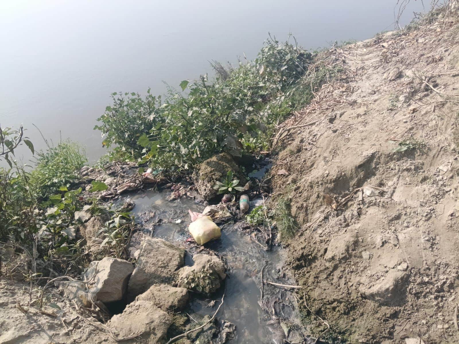 फोटो-10-शुक्लागंज में मिश्रा कॉलोनी के पास नदी में जाता गंदा पानी। संवाद