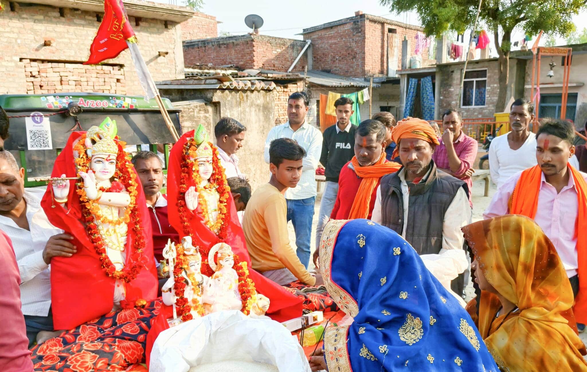 फोटोः 13ः प्राण प्रतिष्ठा के लिए शोभायात्रा निकालते लोग संवाद। संवाद
