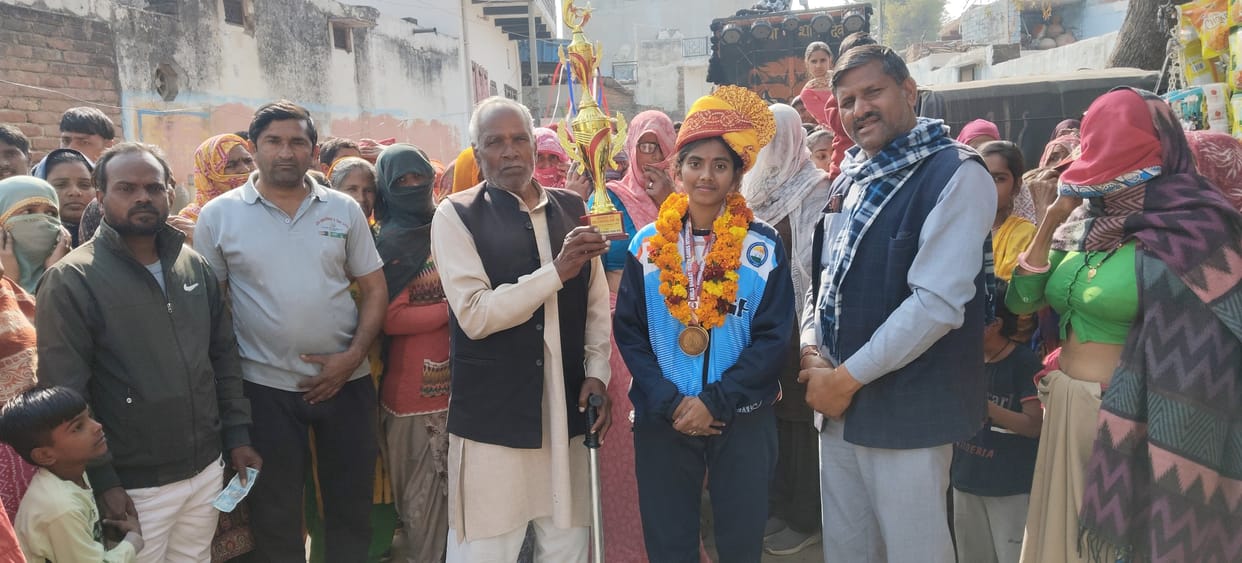 Deepanshi, who won the gold medal, was welcomed in her village.