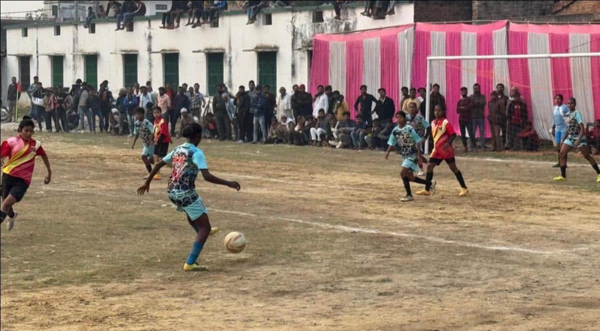 फोटो-18: केराकत के नार्मल मैदान में झारखंड और भोपाल की खेलती टीम। संवाद