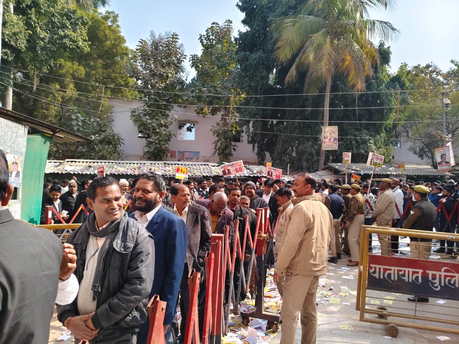 फोटो-20: बार काउंसिल आफ उत्तर प्रदेश के चुनाव में मतदान करने को कतार में खड़े अधिवक्ता। संवाद
