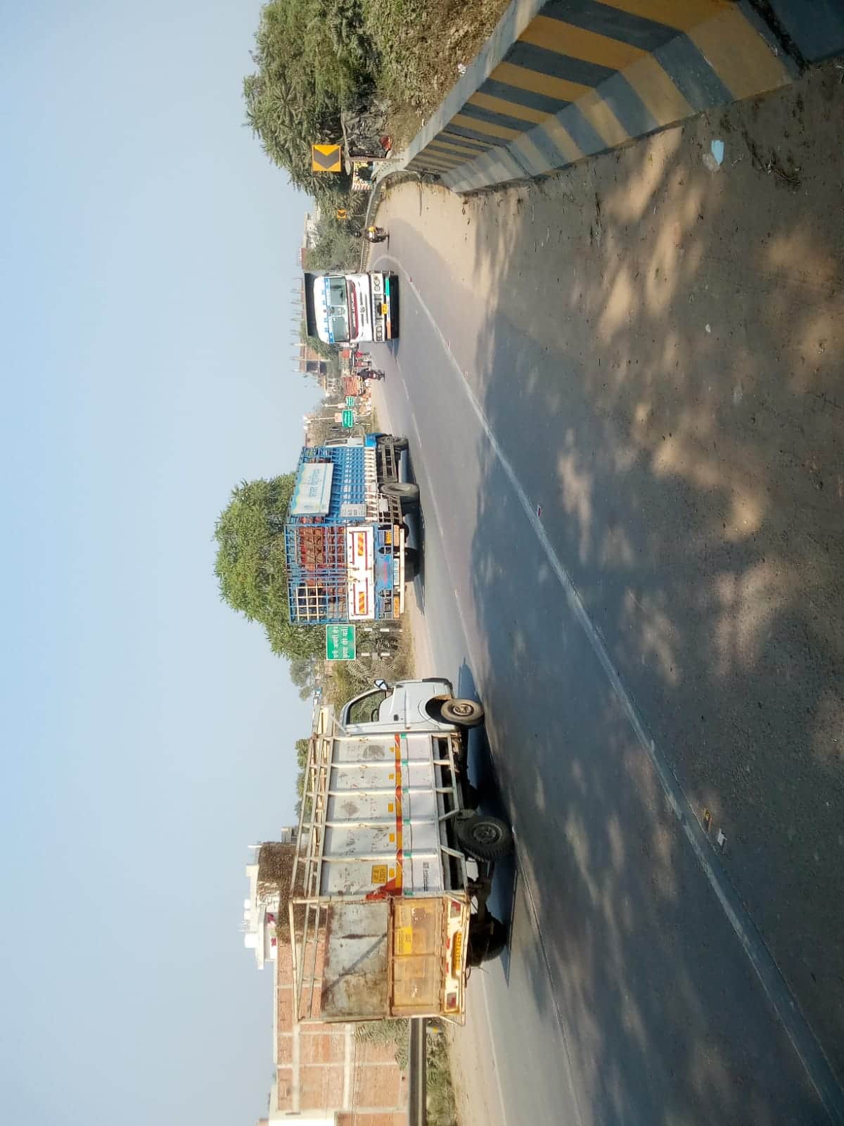 फोटो 21 एचएएमपी 25- शहर से निकले टूलेन हाईवे पर फर्राटा भरते वाहन। संवाद