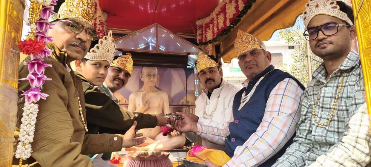 Jain community welcomed 'Vidya Jyoti Gyan Rath' on its arrival in the city.