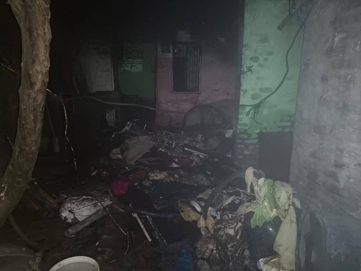 A short circuit caused a fire in the house, burning the contents.