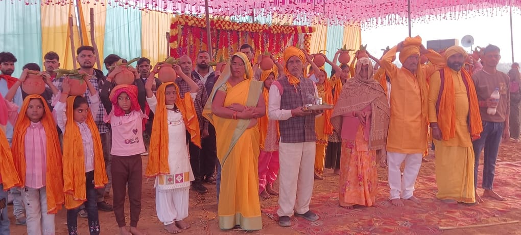 Kalash Yatra was taken out on the inauguration of Shrimad Bhagwat Katha.