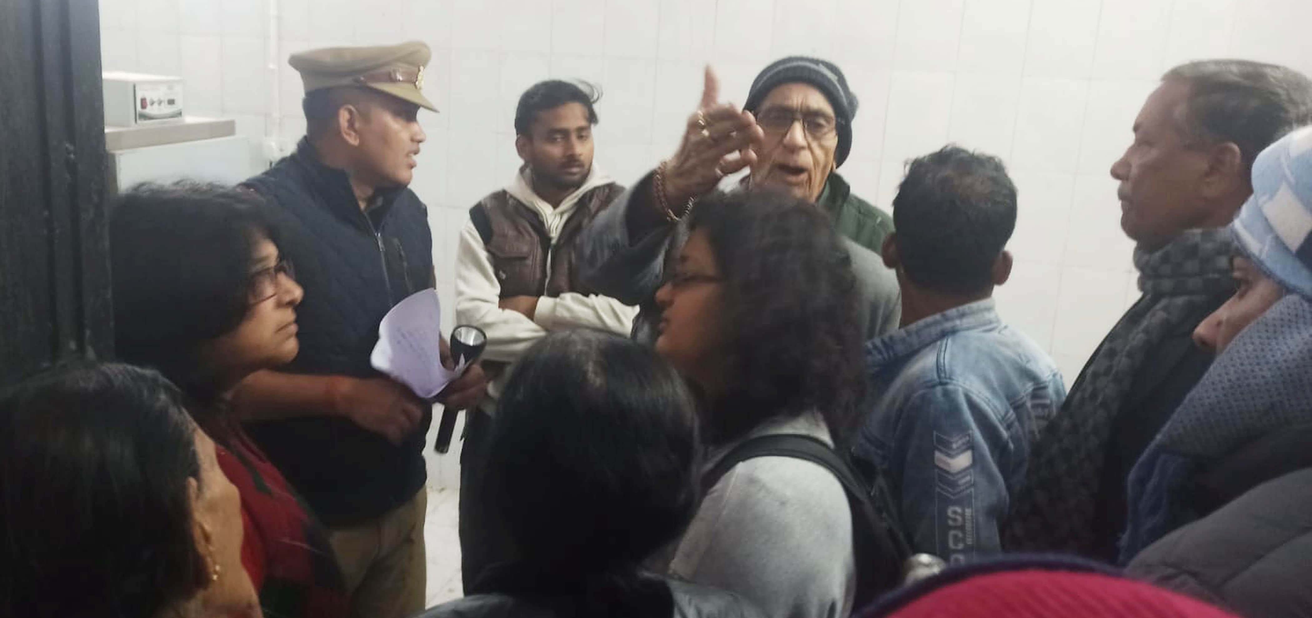 फोटो-35-मरच्युरी हाउस में परिजनों से बात-चीत करती पुलिस। वीडियो ग्रैब