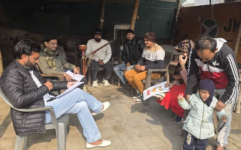 फोटो-54: बहादुरगढ़ के वार्ड एक में हुई एरिया सभा की बैठक में मौजूद नगर परिषद के अधिकारी व मतदाता