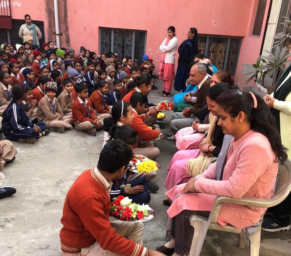 फोटो-56 : बहादुरगढ़ में मातृ पितृ पूजन करते हुए बच्चे। स्त्रोत समिति