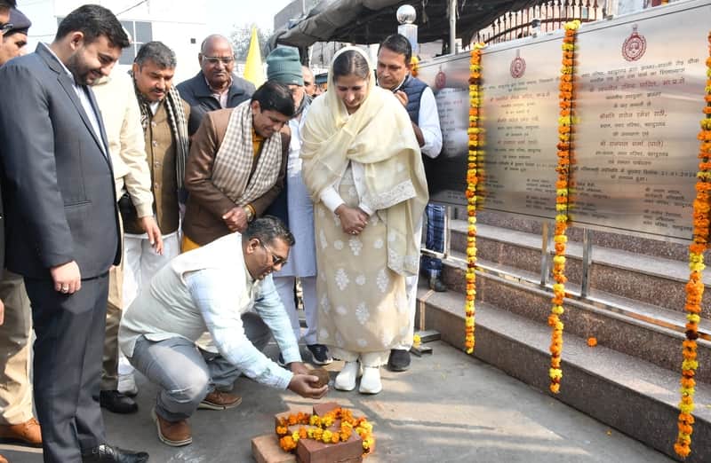 फोटो-57: बहादुरगढ़ में चौकों के सौंदर्यीकरण कार्य का शिलान्यास करते डीसी स्वप्निल रविंद्र पाटिल 