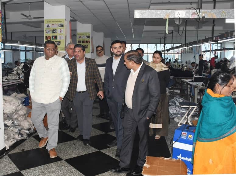 फोटो-58: बहादुरगढ़ के फुटवियर कलस्टर का  निरीक्षण करने पहुंचे डीसी स्वप्निल रविंद्र पाटिल व अन्य