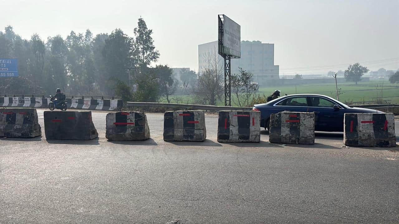 -फोटो 80 : जाखौदा गांव में किसान चौक को किया गया बंद। संवाद