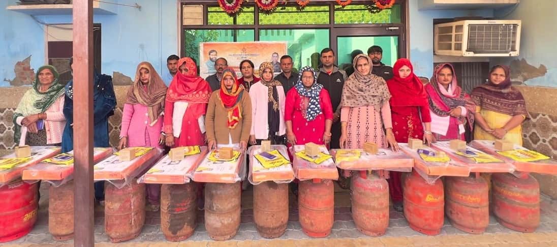 -फोटो 88 : गांव कानोंदा में महिलाओं को गैस कनेक्शन वितरित करते डिपो संचालक व अधिकारी। स्त्रोत प