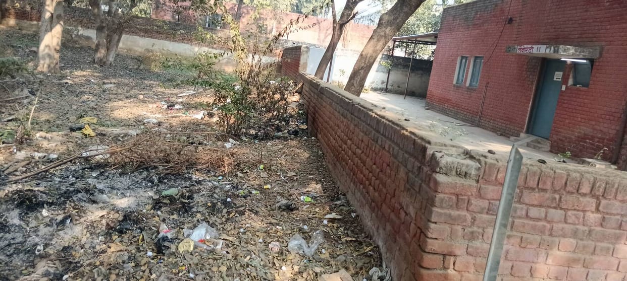 Hospital waste is being burned behind the ward, spreading pollution into the air.