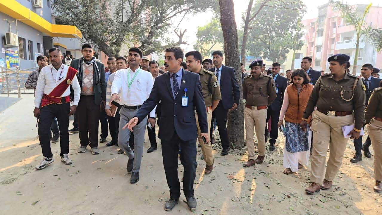 जांच करते अधिकारी