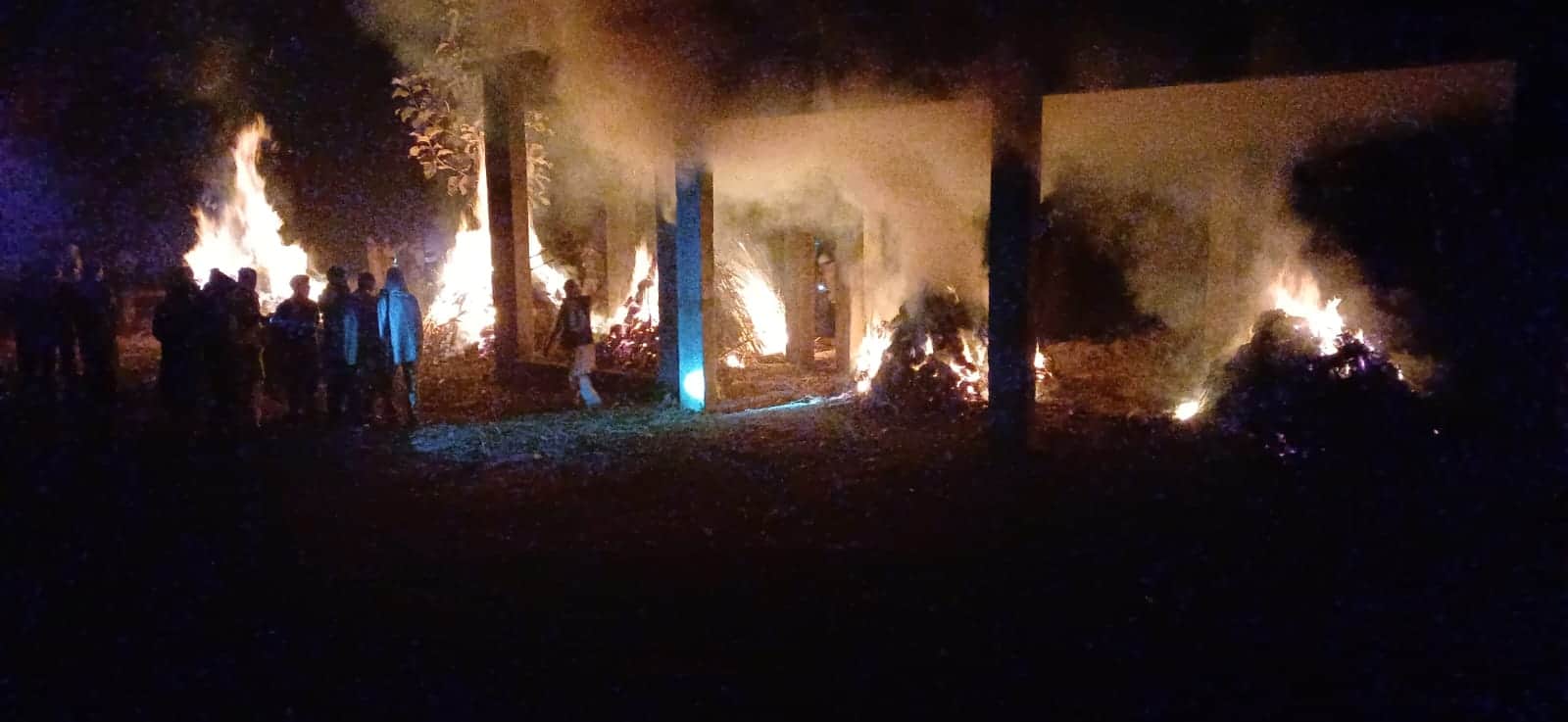 गांव खारीबांस के श्मशान घाट में जलती अशोक के परिवार की चिताएं। श्रोत ग्रामीण