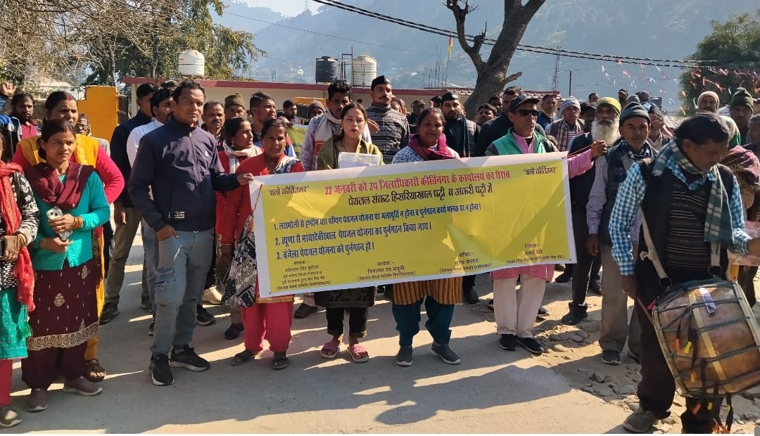The people of Gheri tehsil protested with drums and trumpets for water.