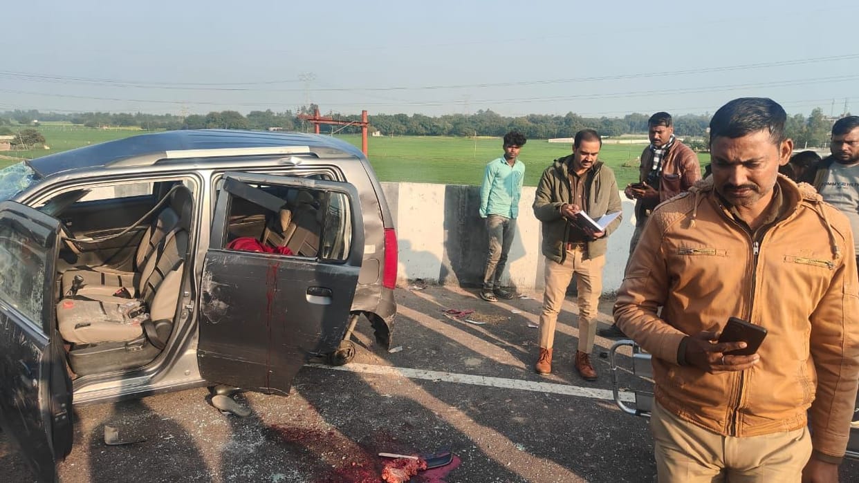 Car overturned after collision with unknown vehicle, old woman died, five injured