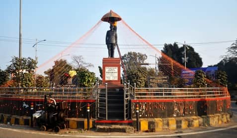 हथौड़ा चौराहा स्थित सुभाष चंद्र बोस की प्रतिमा। संवाद