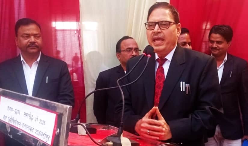 जलालाबाद तहसील प्रांगण में आयोजित शपथ ग्रहण कार्यक्रम में बोलते जिला जज विष्णु कुमार शर्मा। संव