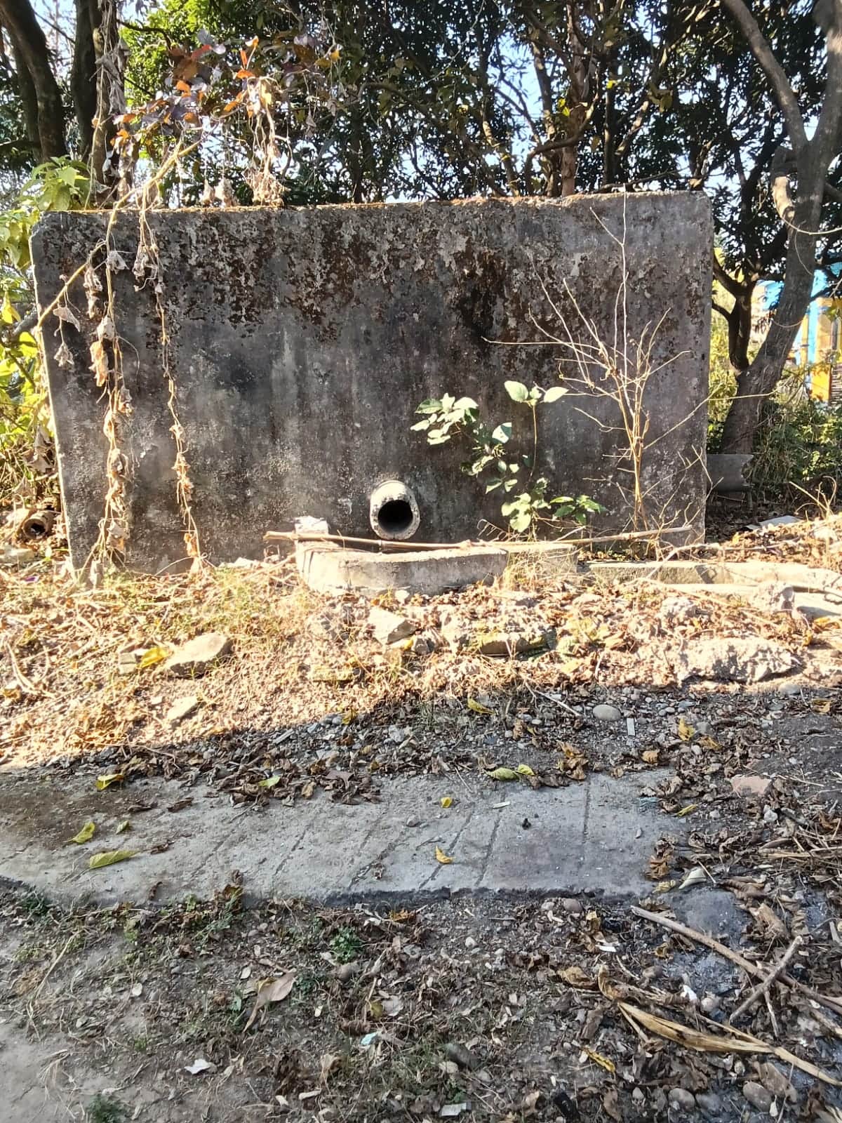 जनसूह में बनाई सिंचाई योजना के तहत टैंक पाइप से पानी नहीं आ रहा। स्रोत : जागरूक पाठक।