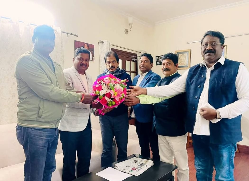 झारखंड कांग्रेस के पांच विधायक दिल्ली में केसी वेणुगोपाल से मुलाकात करते हुए