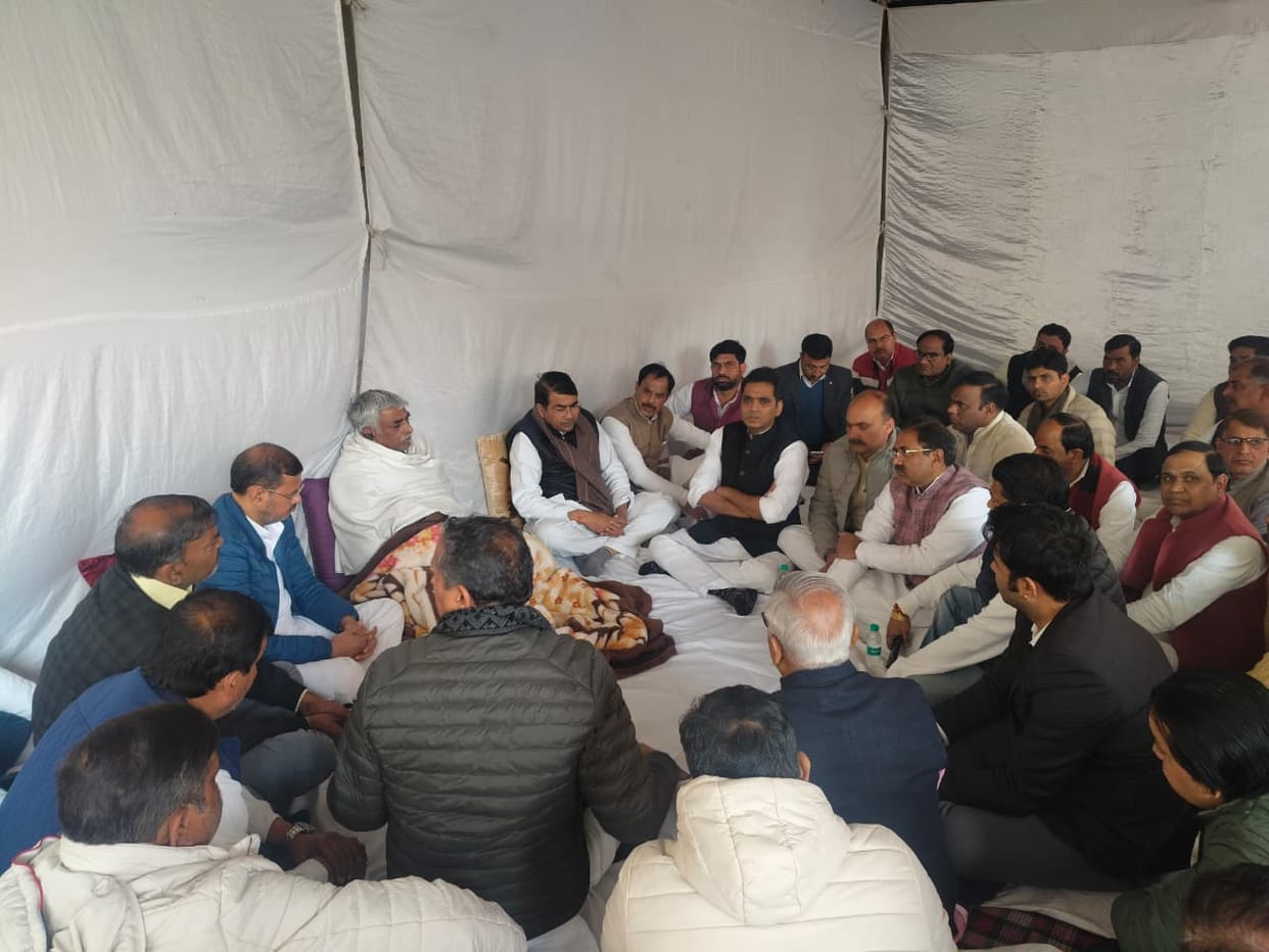 State Vice President reached the house of BJP leader Sanjay Tyagi to offer condolences.