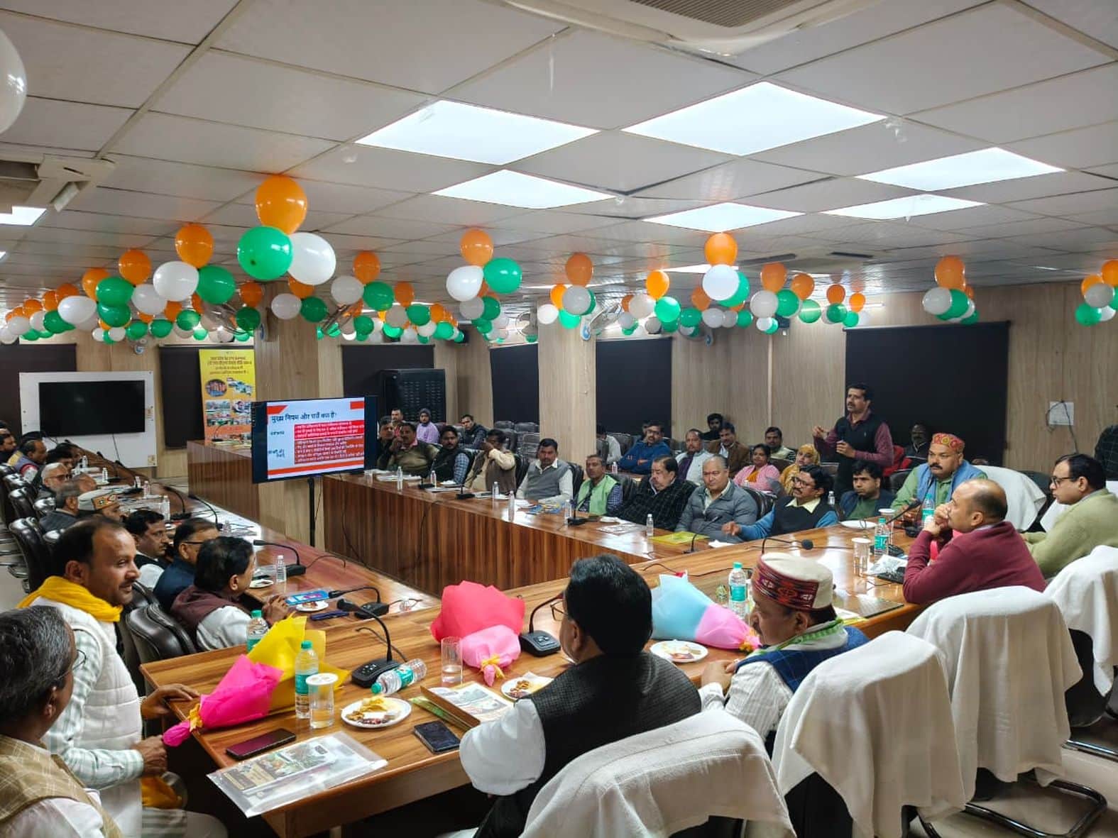 कलेक्ट्रेट में बेड एंड ब्रेकफास्ट एवं होमस्टे नीति की कार्यशाला में मौजूद लोग। स्रोत- सूचना विभ