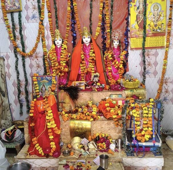 Lord Shri Ram was showered with flowers and a procession was taken out