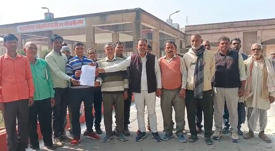 The people of Saraiya demonstrated at the Collectorate.