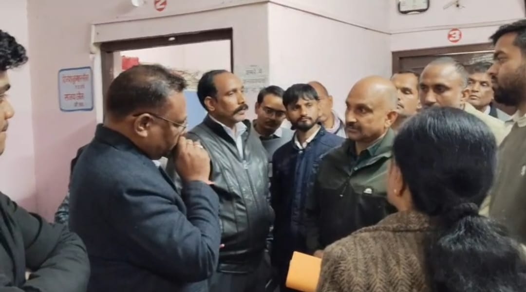 लापरवाह कर्मचारियों पर सरकारी गाज।