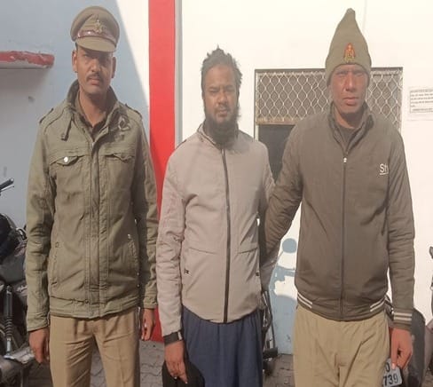 Medical police station and SWAT team have arrested three members of a notorious gang of thieves from Gurjar Chowk area and solved the case of theft in a hardware shop in Kamalpur.