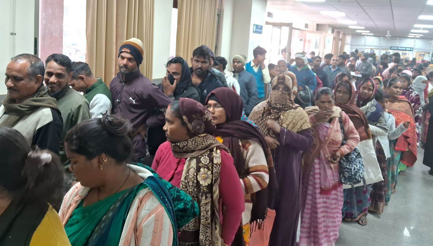  मेडिकल काॅलेज में पंजीयन काउंटर कक्ष में लगी मरीजों व तीमारदारों की भीड़। संवाद