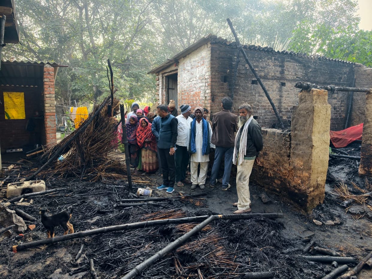 Two residential huts caught fire, three cattle died, and belongings were destroyed.
