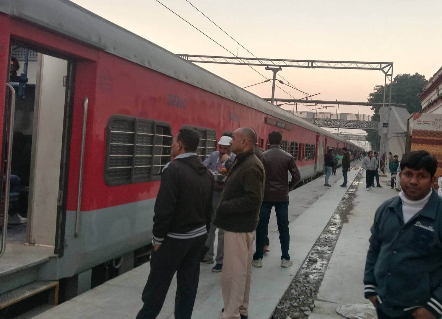 नजीबाबाद स्टेशन पर खड़ी की गई ट्रेन। संवाद