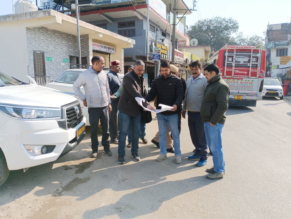 नीलकंठ महादेव टैक्सी यूनियन के लिए भूमि चिहिन्त करते विभागीय अधिकारी। संवाद