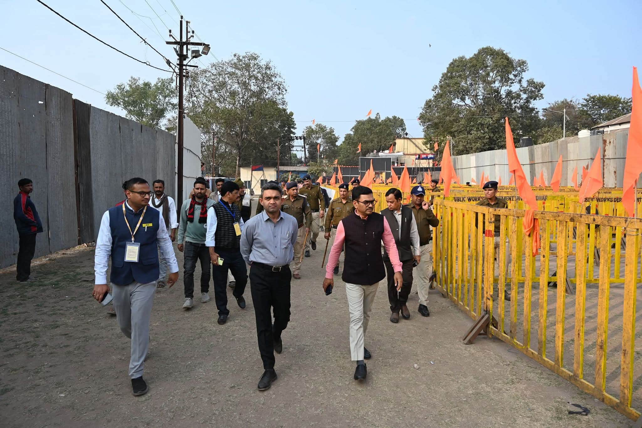 निरिक्षण करते अधिकारी