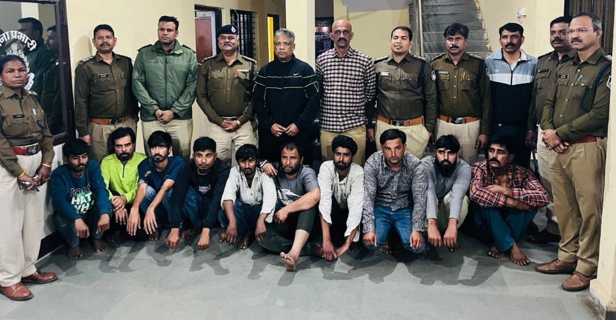 पुलिस गिरफ्त में आरोपी दिलावर खान, याकूब खान व अन्य।