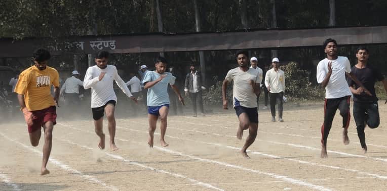 राजकीय पॉलिटेक्निक कॉलेज  में आयोजित वार्षिक खेलकूद 100 मीटर दौड़ में प्रतिभाग करते खिलाड़ी।
