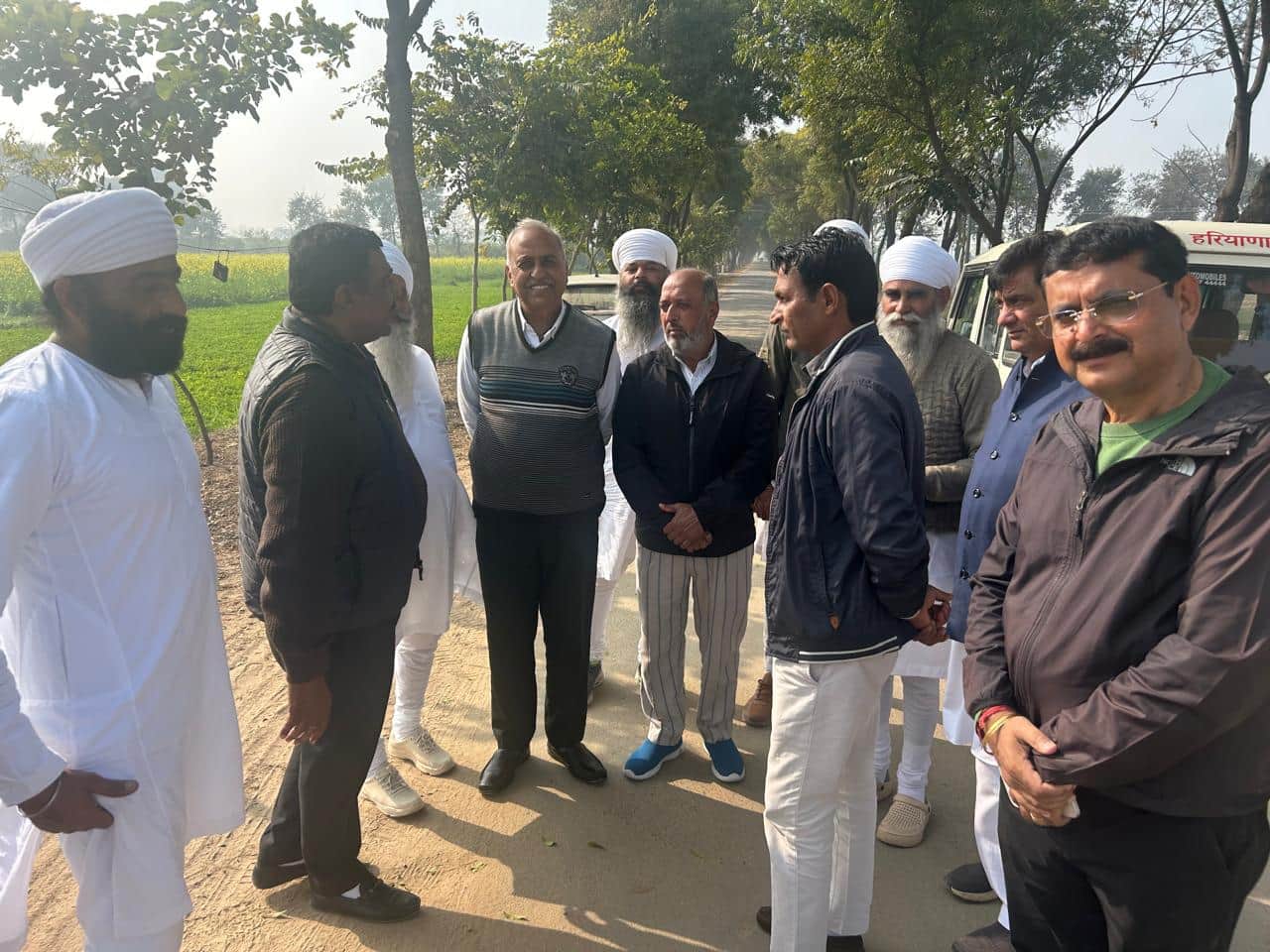 रानियां । सडक़ का निरिक्षण करते मार्केट कमेटी चेयरमैन व अधिकारी।