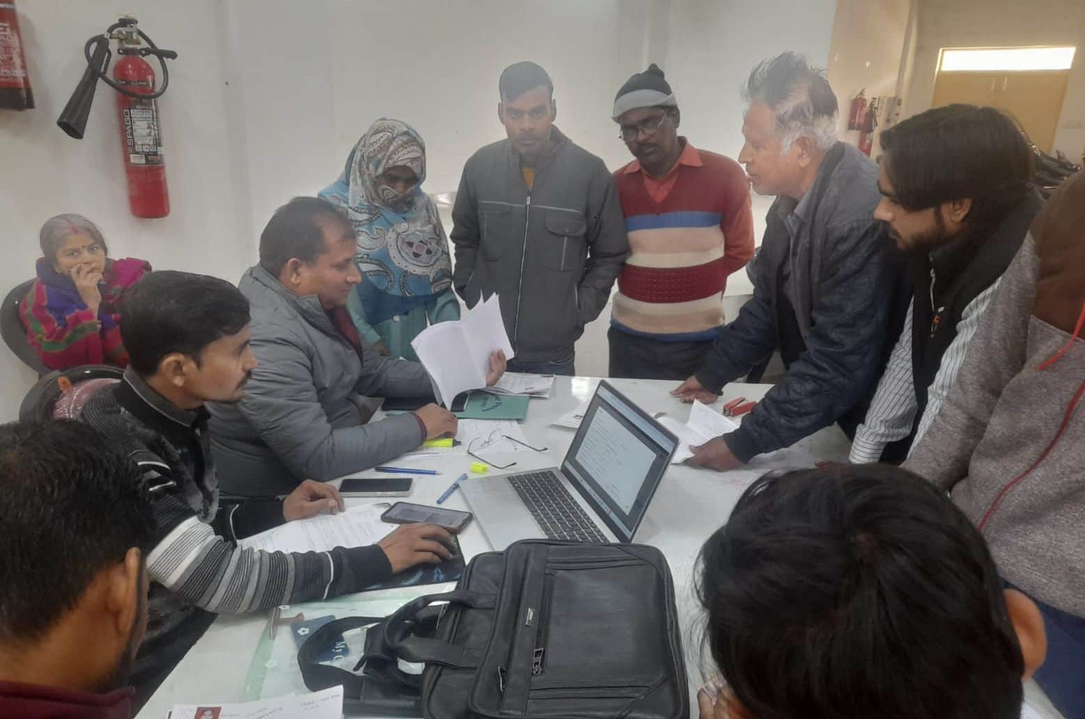 सूचना विभाग कार्यालय में नोटिस पर सुनवाई करते एईआरओ। संवाद