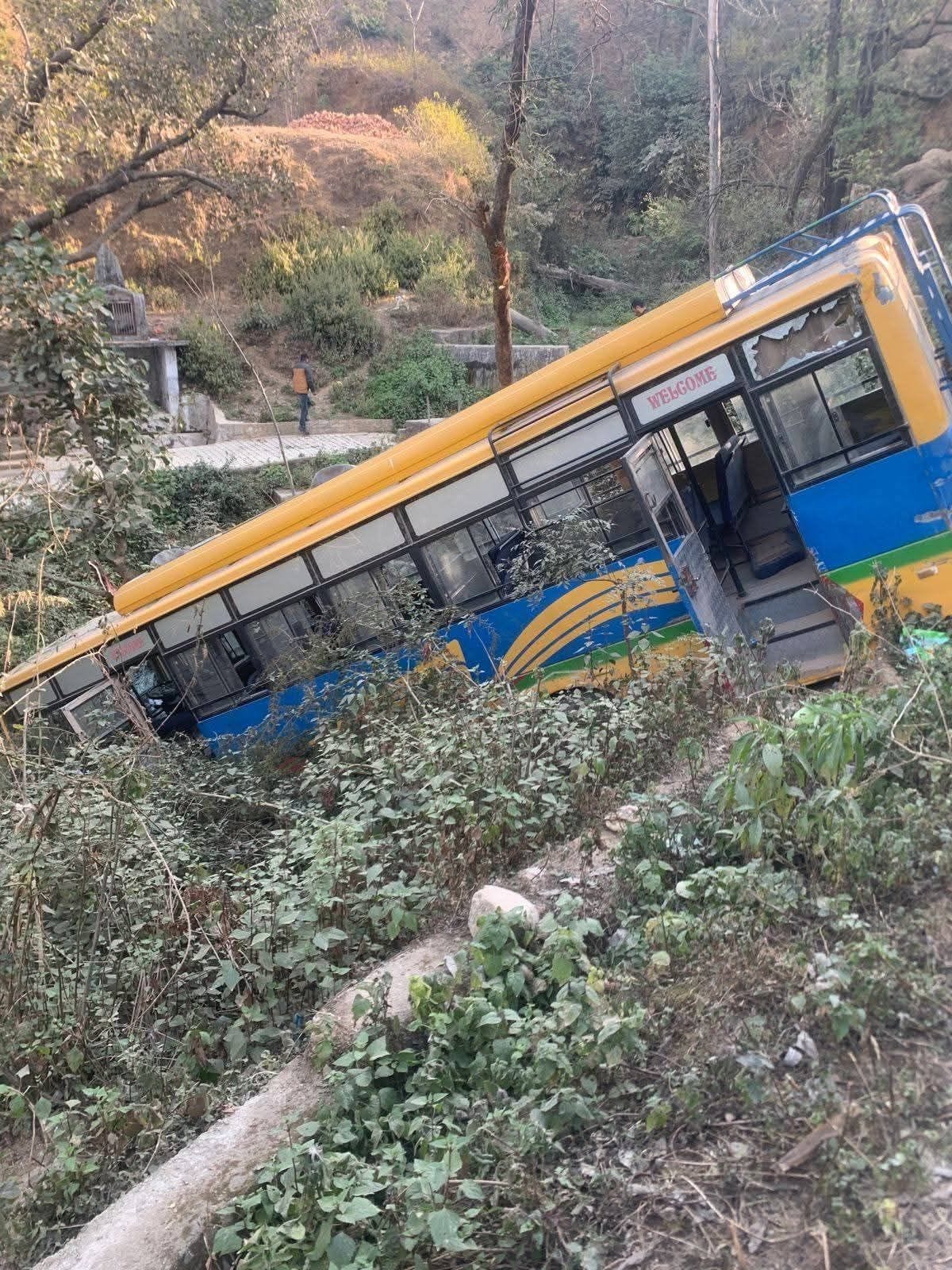 A private bus on the Samot-Dadariada route fell, putting the lives of 20 passengers at risk.