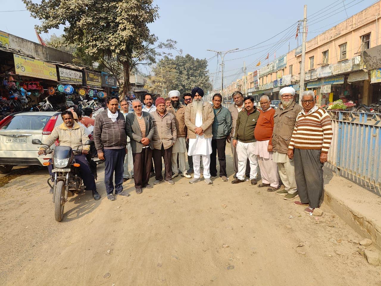 सिरसा। जनता भवन रोड के दुकानदार नाराजगी जताते हुए। स्वयं