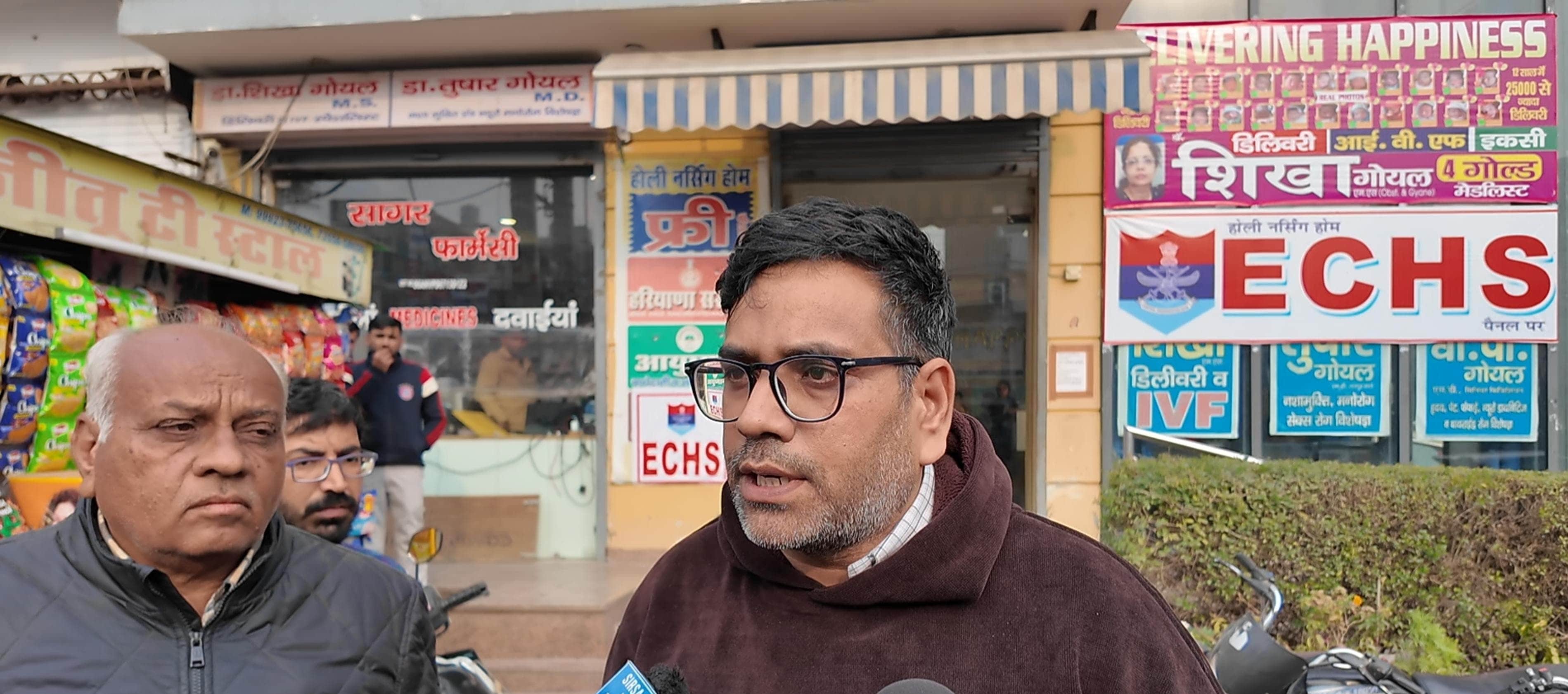 सिरसा। मृतक महिला के पति यशपाल जानकारी देते हुए। संवाद