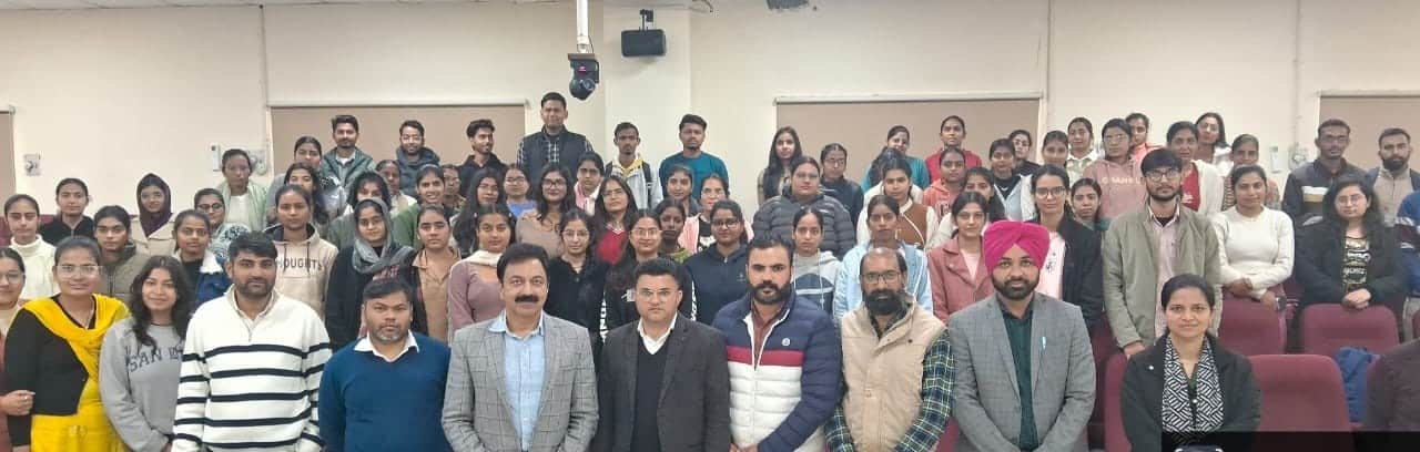 सिरसा। सीडीएलयू  में विद्यार्थियों के साथ डॉ. रविंद्र पुरी । संवाद