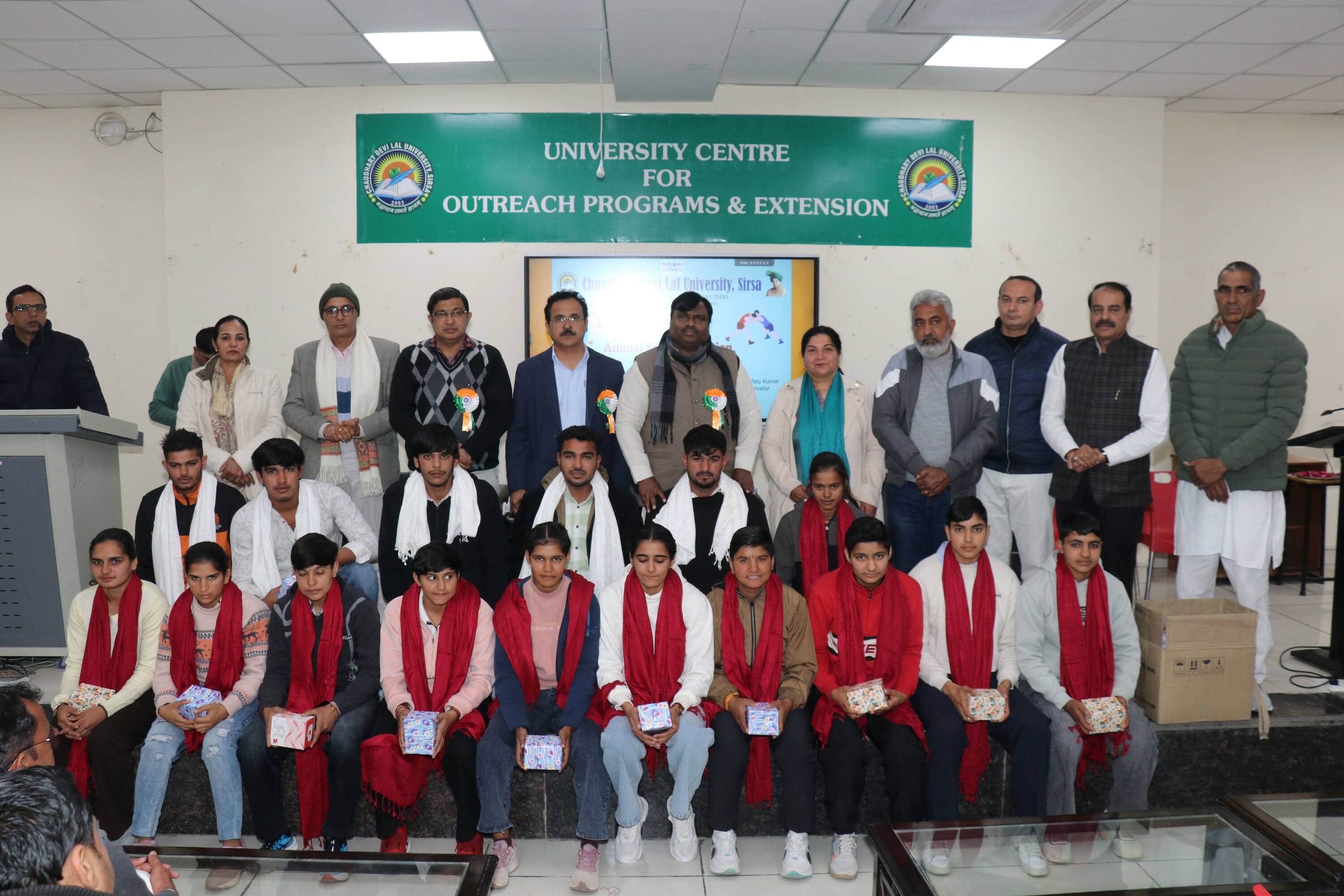 सिरसा।चौधरी देवीलाल विश्वविद्यालय में आयोजित कार्यक्रम में खिलाड़ियों को सम्मानित करते हुए । व