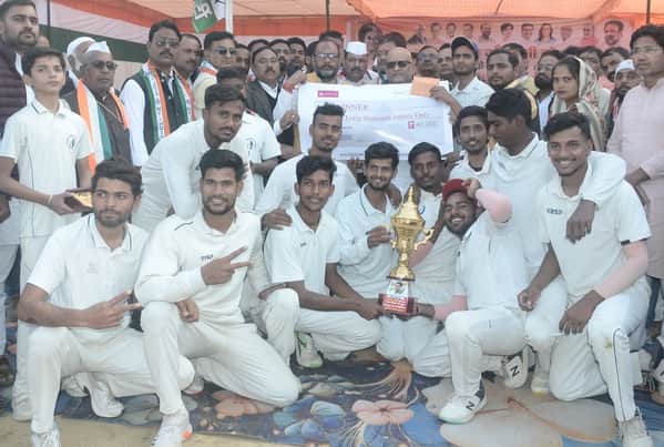 स्टेडियम में आयोजित क्रिकेट प्रतियोगिता का फाइनल विजेता प्रतापगढ़ टीम को प्रतीकात्मक चेक देते क