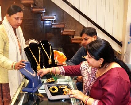 सदर बाजार स्थित एक शोरूम पर गहनों की खरीदारी करते लोग। संवाद