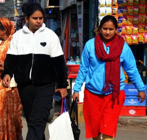 सदर क्षेत्र में धूप में निकलीं महिलाएं। संवाद